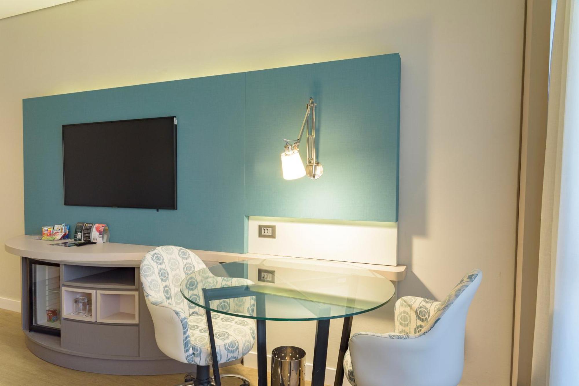 ホテル ロイヤル チューリップ ブラジリア アルボラーダ 部屋 写真 A wall-mounted light